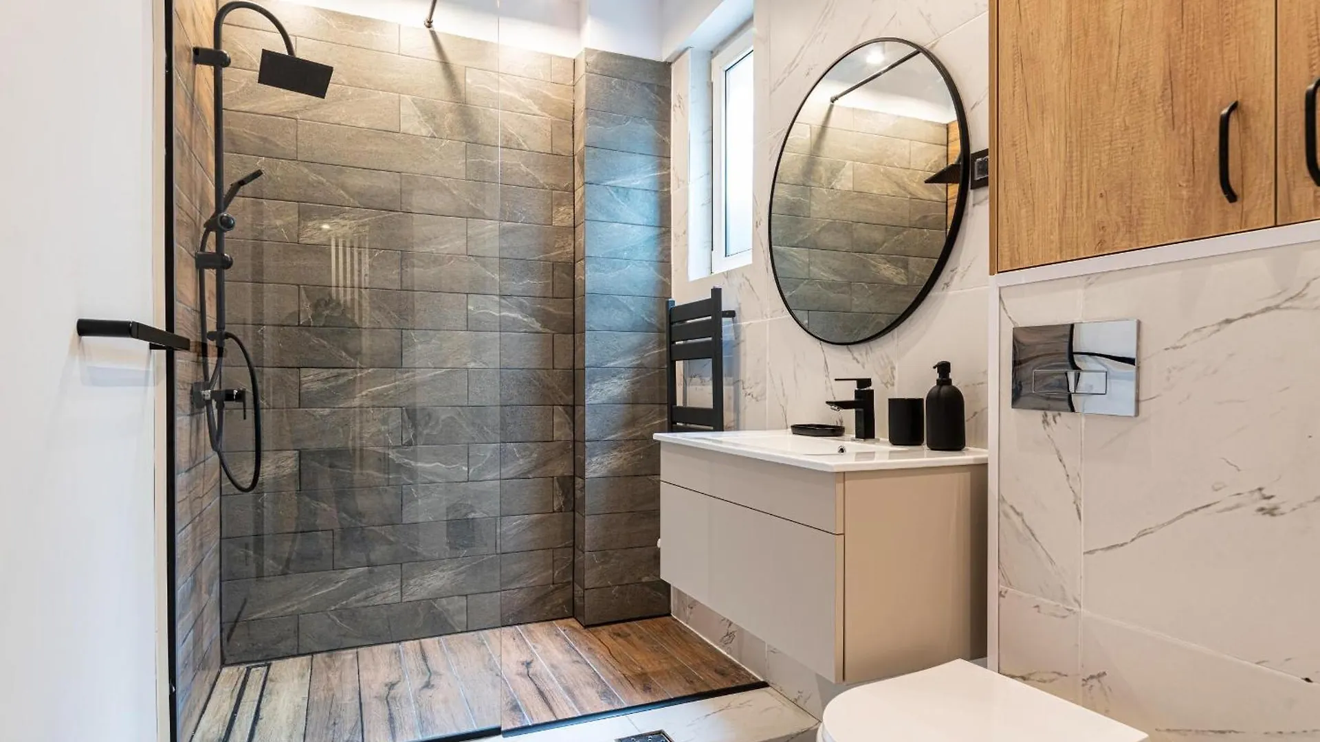 Prime Central Location & Cozy Comfort: Apartments Near Sala Palatului Bucharest